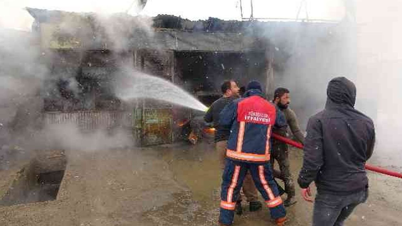 Yüksekova'da iş yerinde çıkan yangın maddi hasara yol açtı
