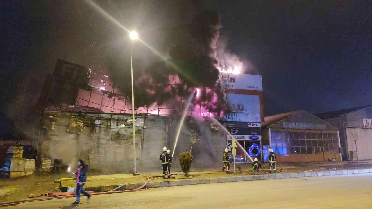 Van’da büyük yangın İş yeri alev alev yandı: Gürültüyle patlayan boya kutuları panik oluşturdu