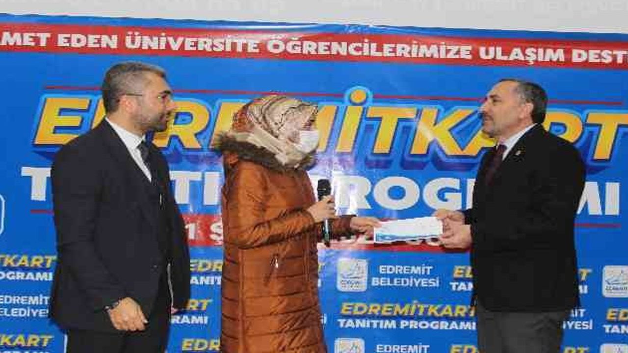 Edremit Belediyesinden öğrencilere ücretsiz ulaşım kartı