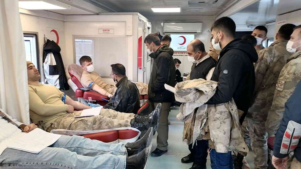 Jandarma personellerinden Kızılay’a kan bağışı