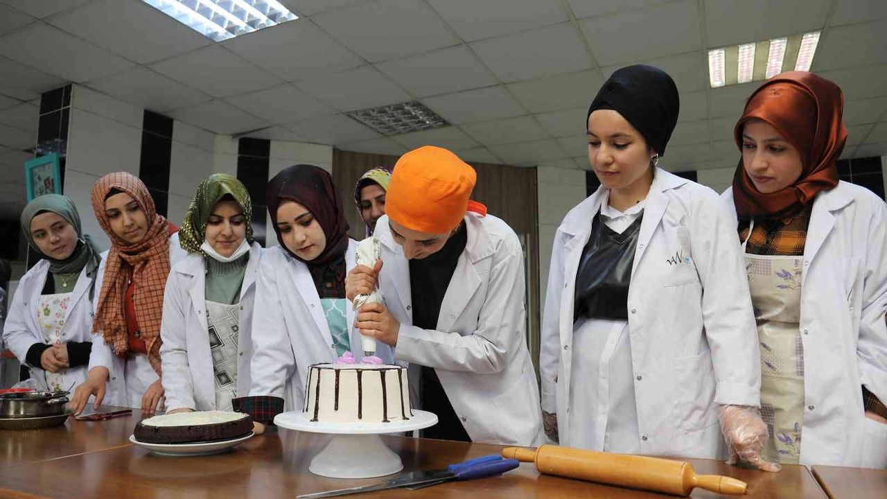 Kadınlardan pastacılık kursuna yoğun ilgi