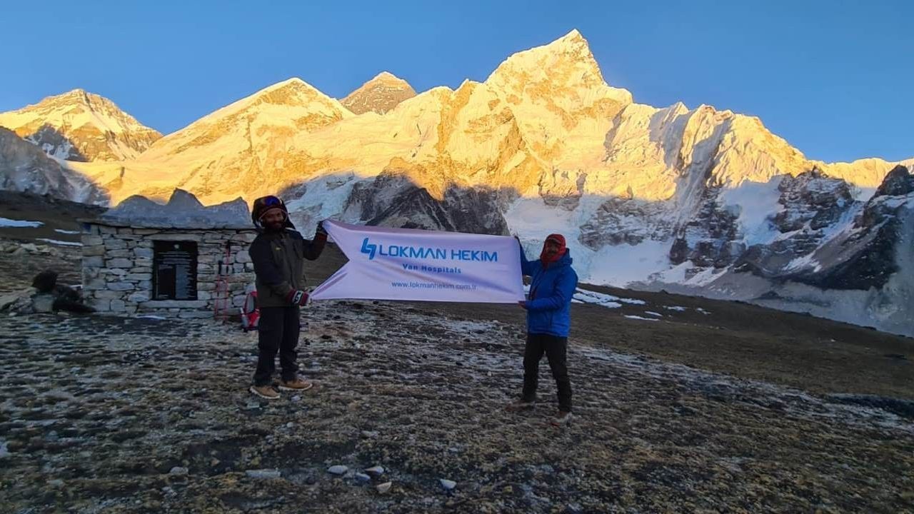 Lokman Hekim Van Hastanesinin flaması Everest Tepesi’nde