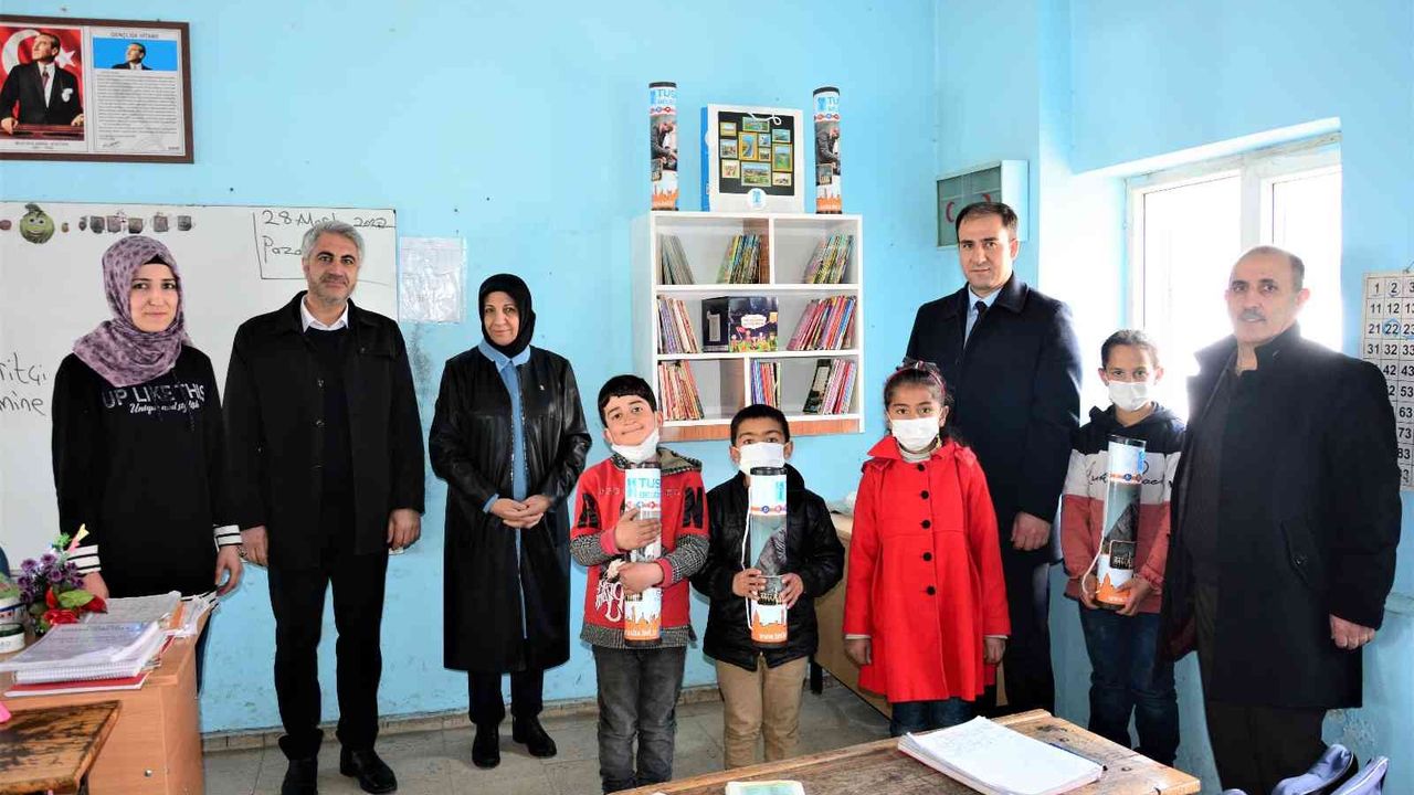 Tuşba Belediyesinden okullara kitaplık ve kitap desteği