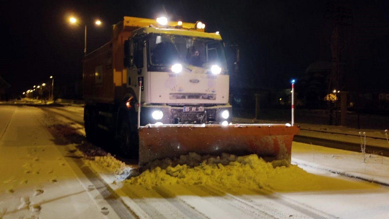 Van Büyükşehir Belediyesi’nin karla mücadelesi sürüyor