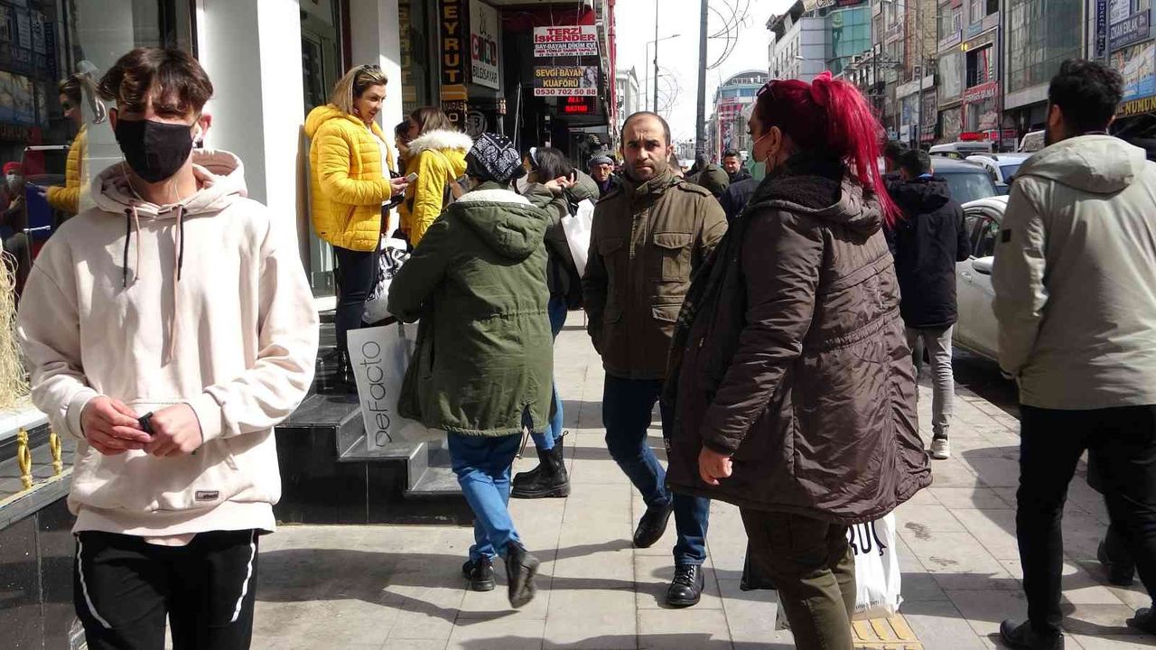 Van’a gelen İranlılar esnafın yüzünü güldürdü