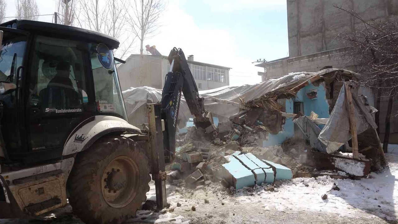 Van’da göçmenlerin kaldığı ‘şok ev’ yıktırıldı