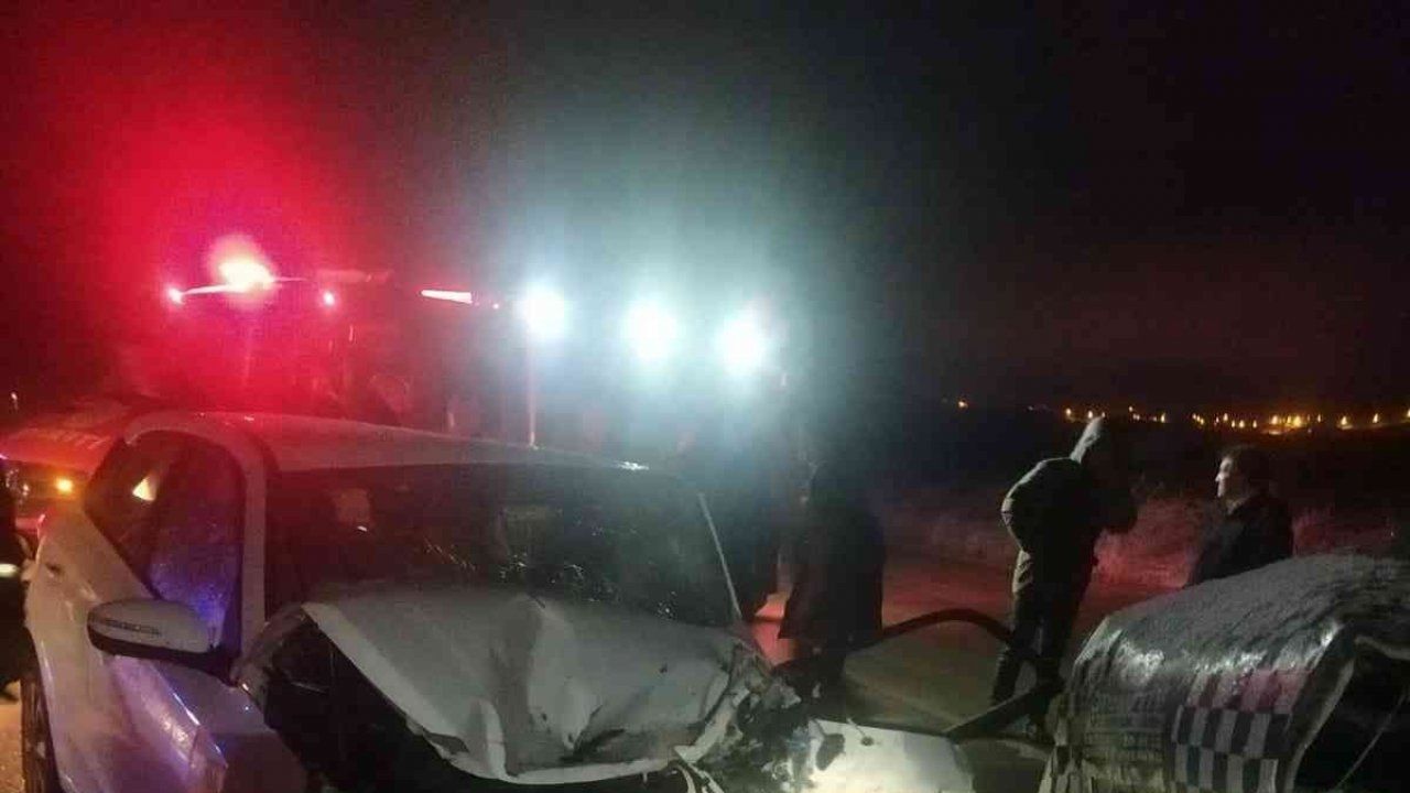 Van’da otomobil ile minibüs kafa kafaya çarpıştı: 1’i ağır 5 yaralı
