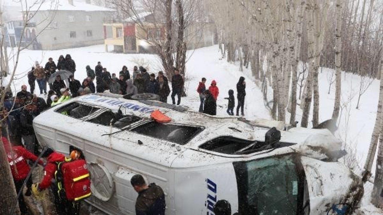 Van’da yolcu minibüsü devrildi: 14 yaralı