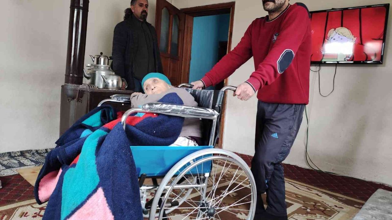 Yürüme engelli iki vatandaş tekerlekli sandalyeye kavuştu