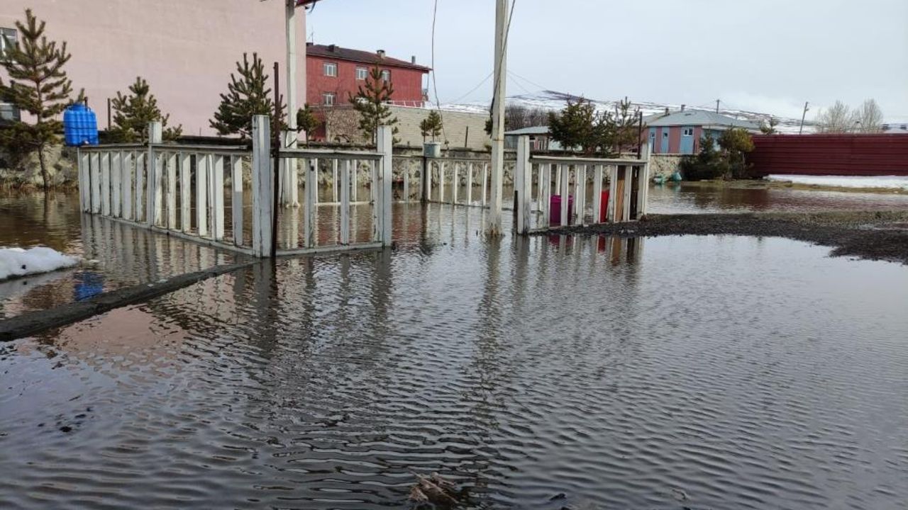 Ardahan'da eriyen kar su baskınlarına yol açtı