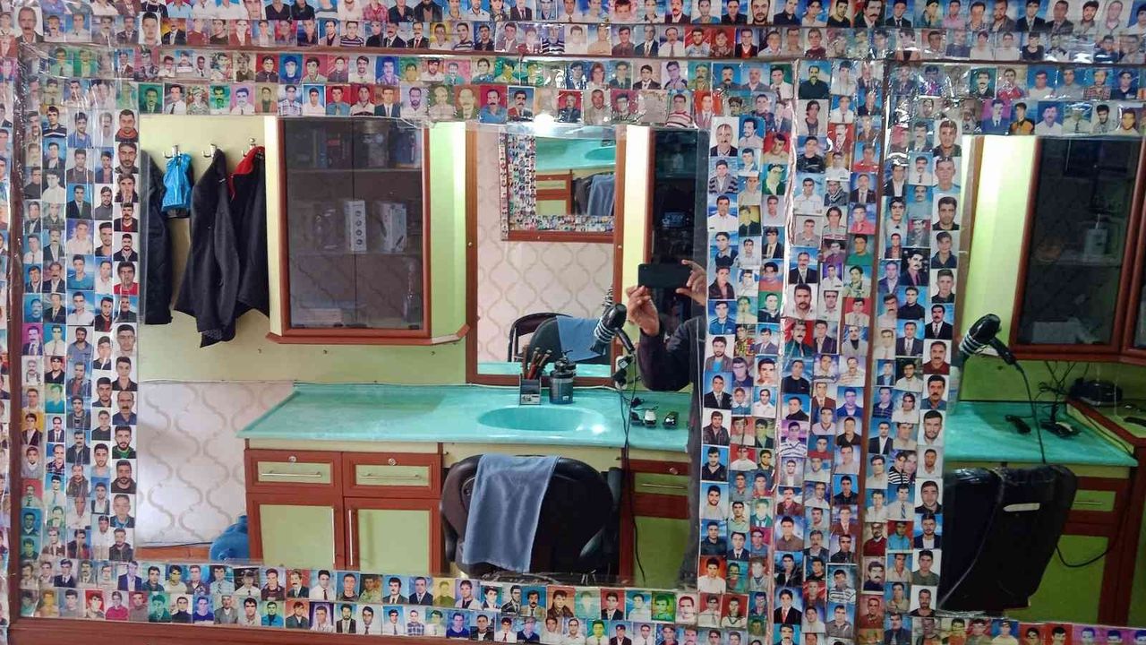 23 yıldır tıraş ettiği binlerce müşterisinin fotoğrafını arşivledi