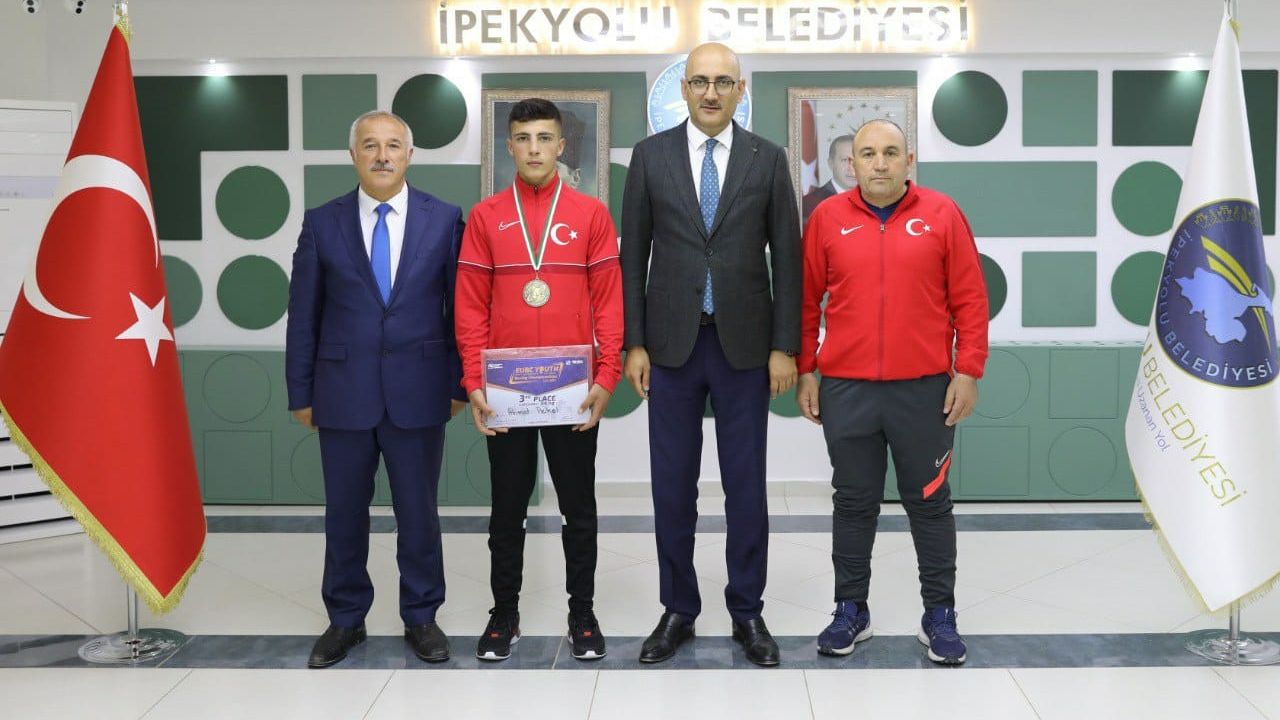Başkan Vekili Aydın başarılı sporcuyu ödüllendirdi