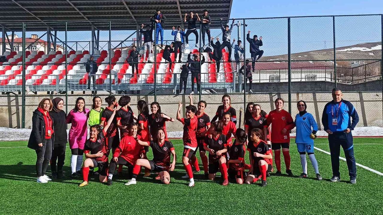 Büyükşehir Kadın Futbol Takımı Vanspor’u 5-0 yendi