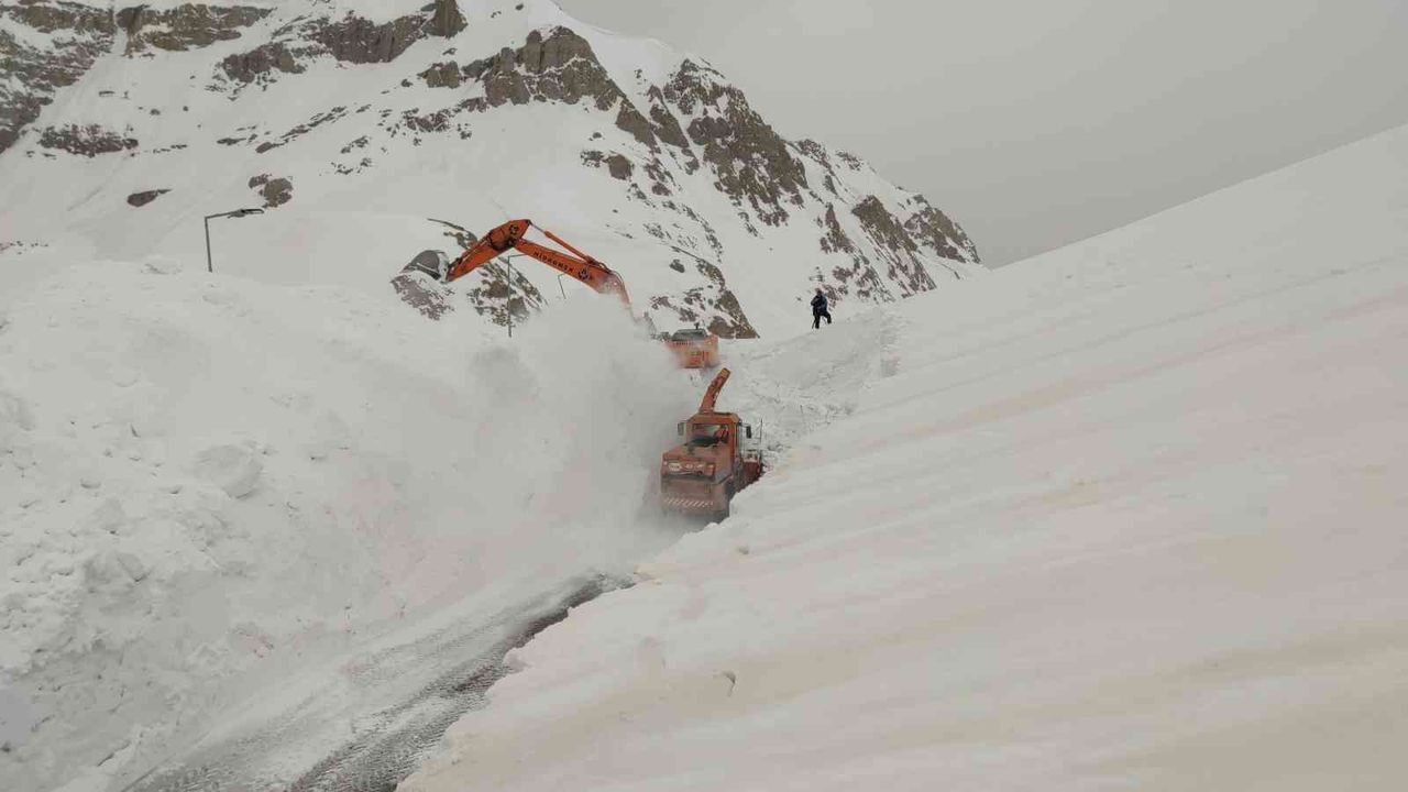 Kar kalınlığı 6 metreyi buldu, ekipler yolu bulmakta güçlük çekiyor