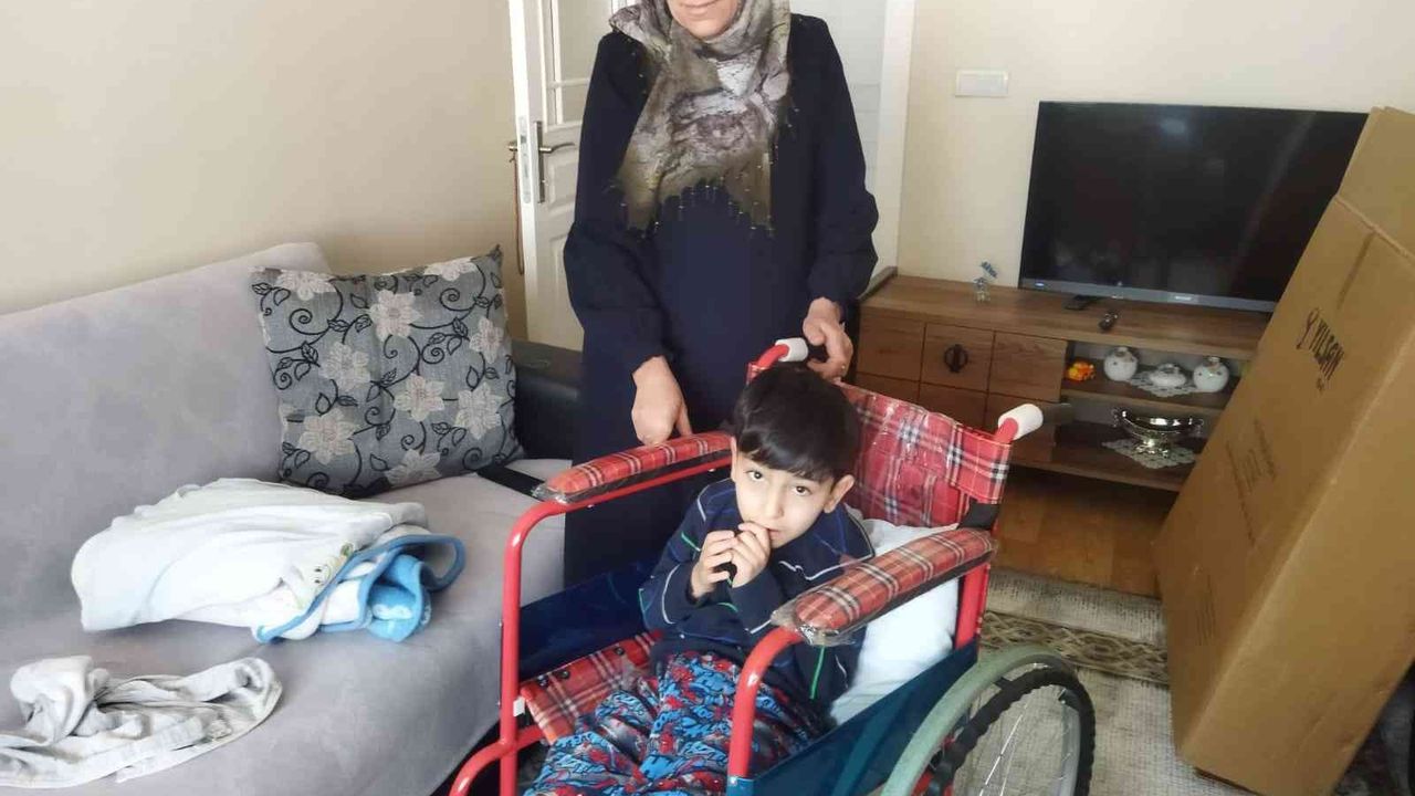 Küçük Mustafa tekerlekli sandalyesine kavuştu
