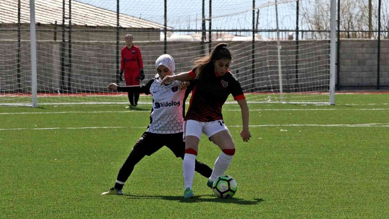 Van Büyükşehir Belediyesi Kadın Futbol Takımı namağlup liderliğini sürdürüyor