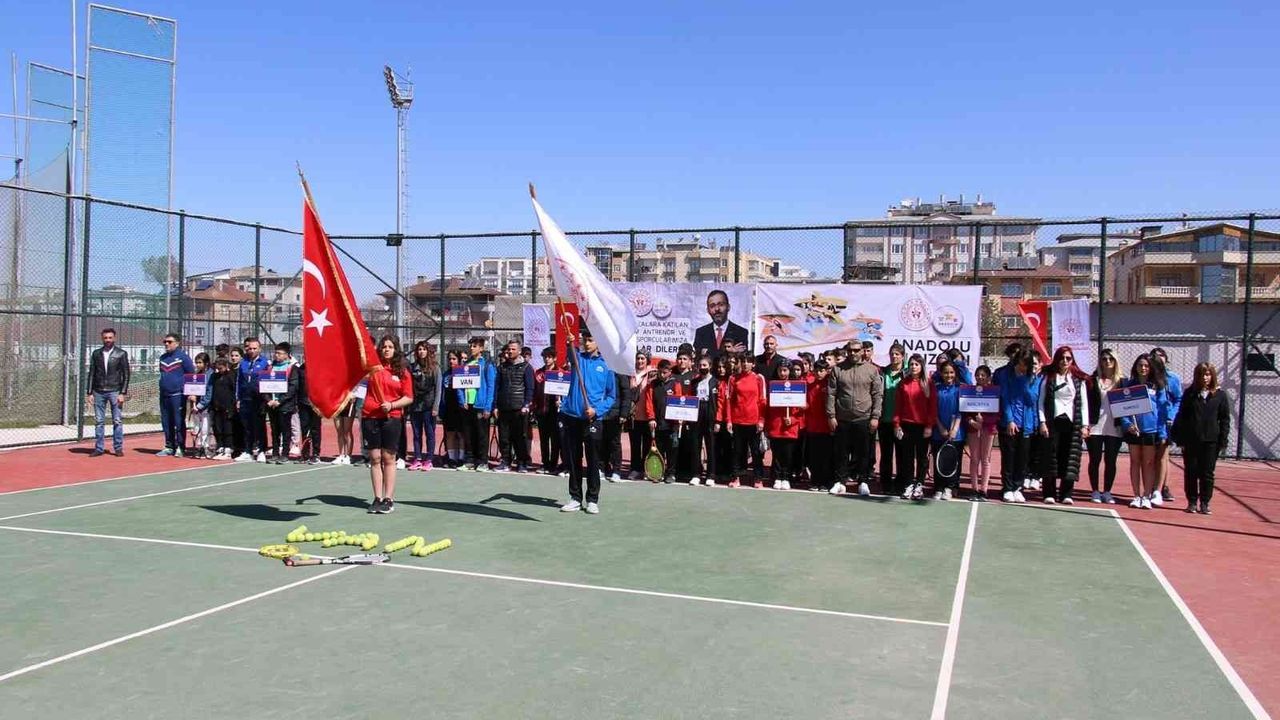 Van’da Analig Tenis Grubu müsabakaları başladı