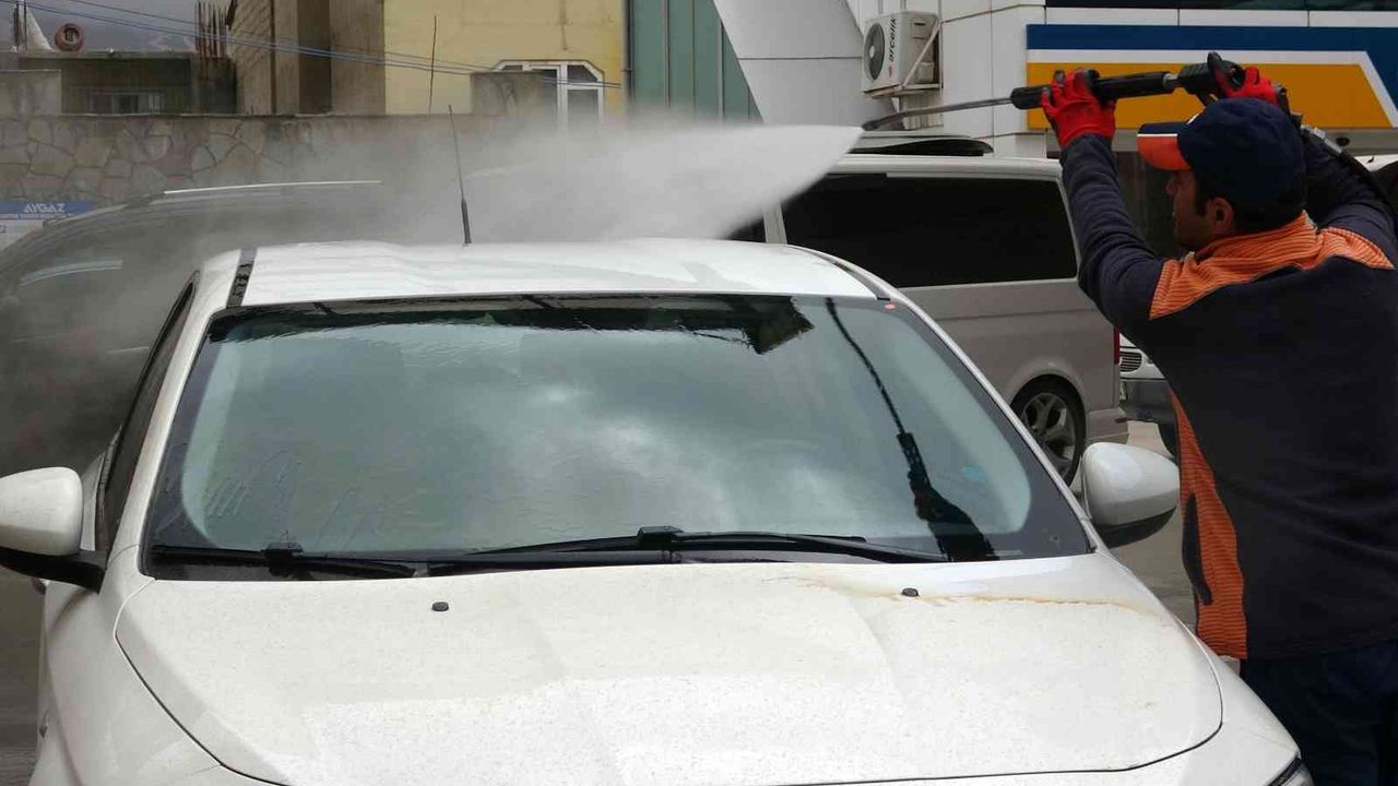 Van’da çamur yağdı: araçlar oto yıkamada kuyruk oldu