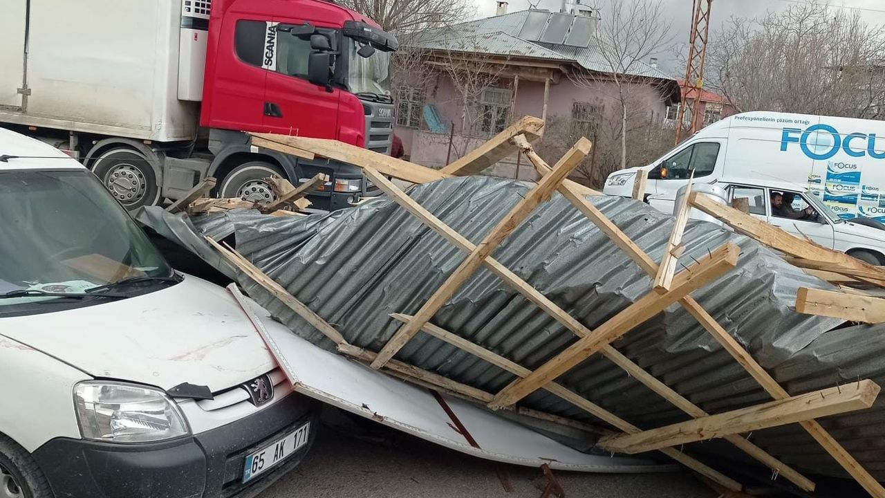 Van’da kuvvetli rüzgar iş yerlerinin çatısını uçurdu