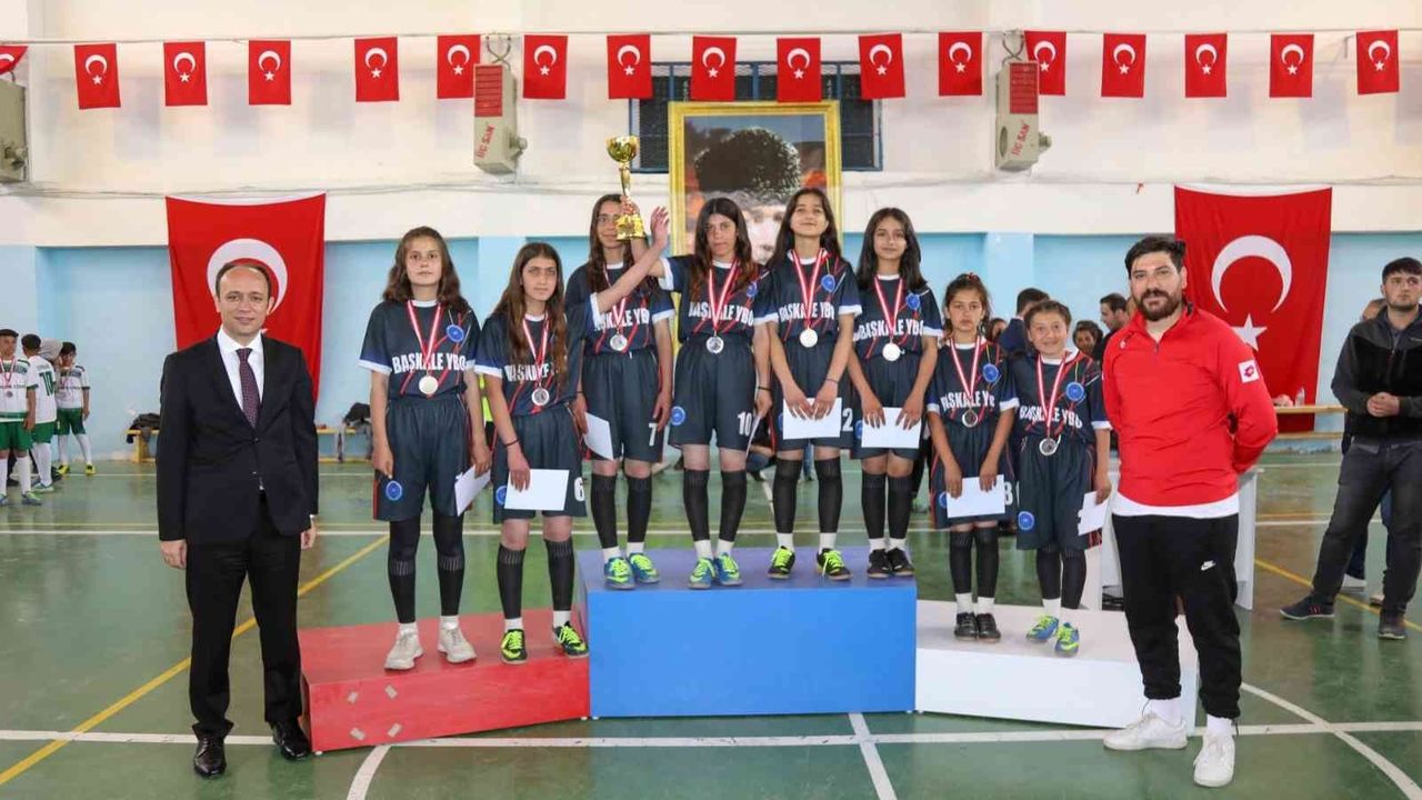 Başkale’de ‘Ortaokullar Arası Futsal Turnuvası’ tamamlandı