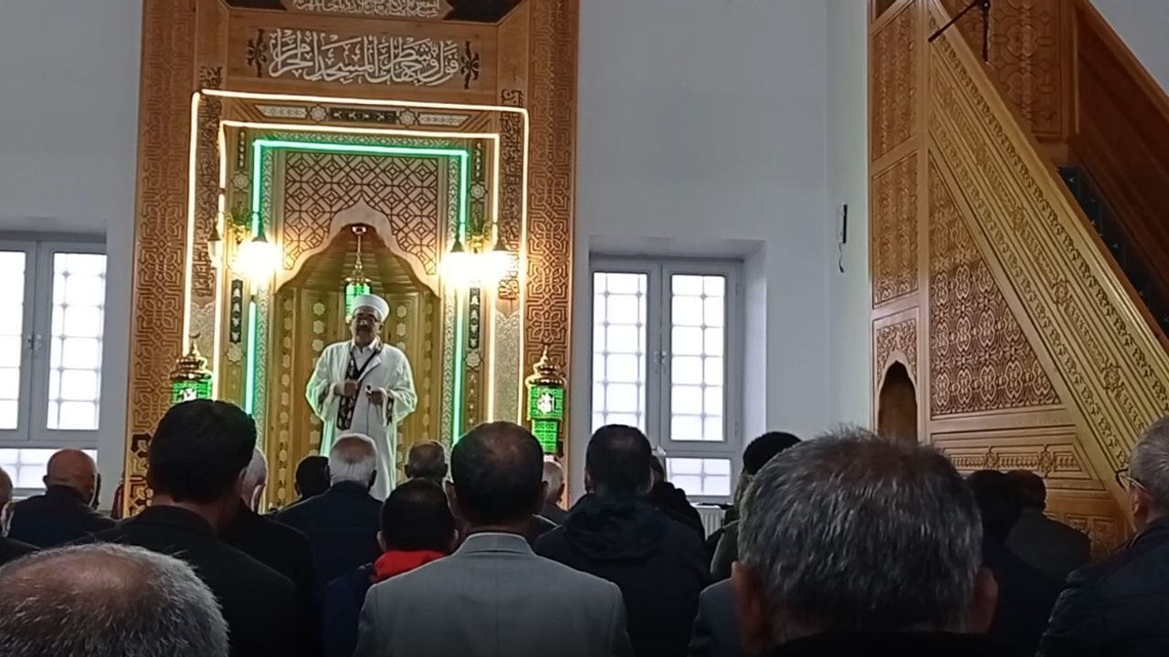 Erciş’te pandemisiz ilk Ramazan Bayramı namazı