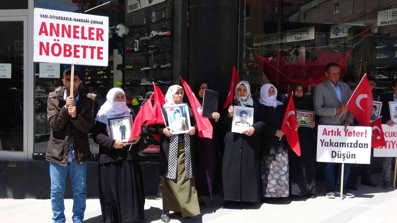Evlat nöbetindeki anne: “HDP milletvekilleri sizi kandırıyorlar”