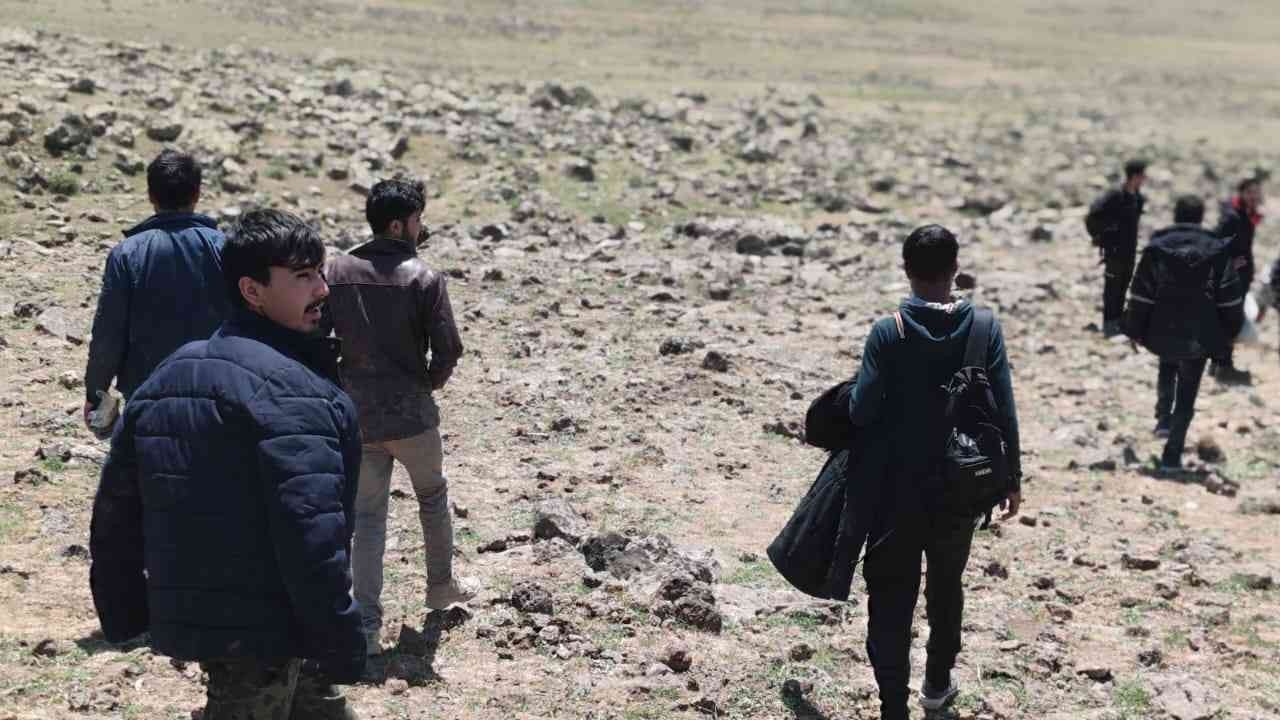 Jandarmanın dronla tespit ettiği 15 düzensiz göçmen yakalandı