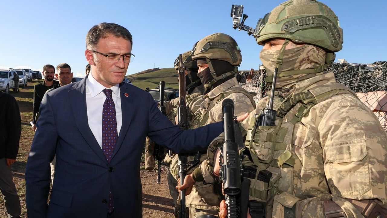 Vali Balcı, sınır hattındaki birlikleri ziyaret etti