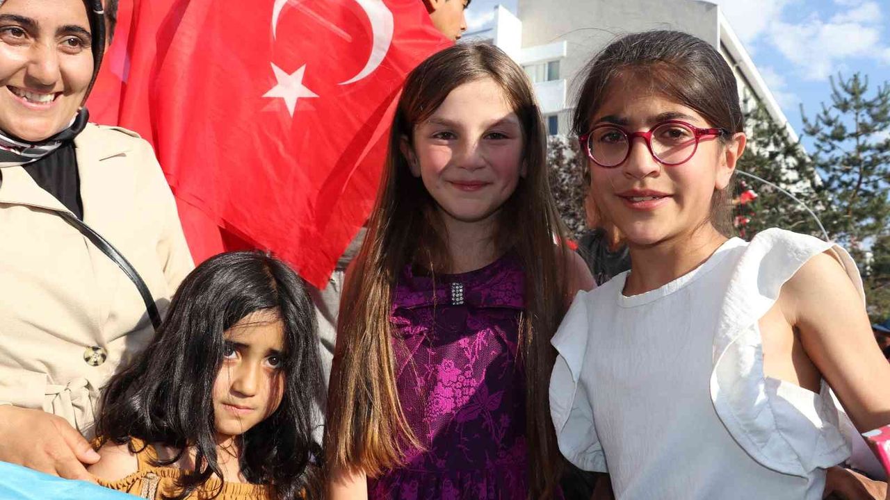 Cumhurbaşkanı Erdoğan’a sarılarak ağlayan çocuklar İHA’ya konuştu
