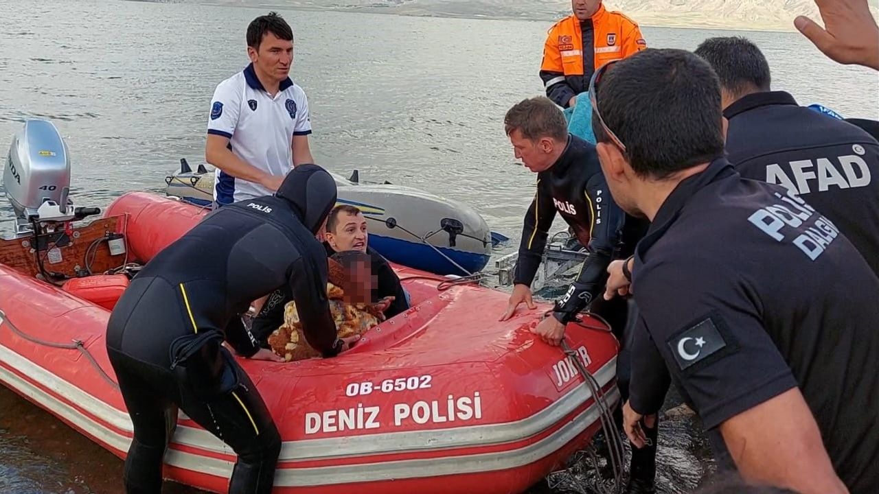 Erçek Gölü’nde şişme botla mahsur kalan kişi kurtarıldı