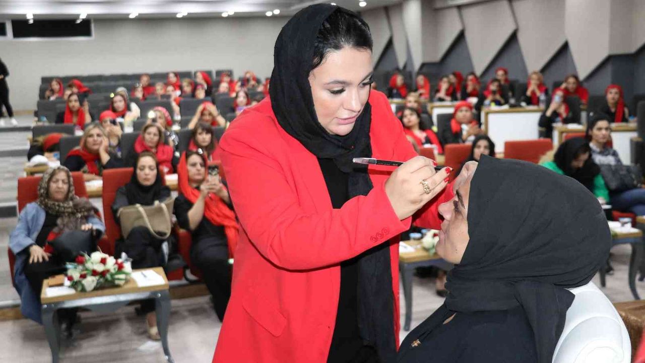 İranlı kadın kuaförlere uygulamalı eğitim