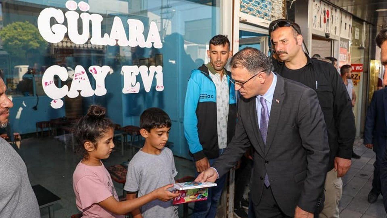 Vali Dr. Ozan Balcı çocuklara kitap hediye etti