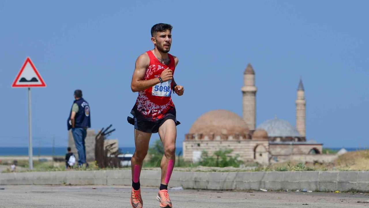 Van Büyükşehir Belediyesi ‘1. Van Denizi Yarı Maratonu’ koşusu yapıldı