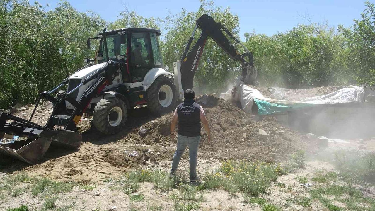Van’da göçmenlerin geçici barınağı ’şok ev’ yıktırıldı