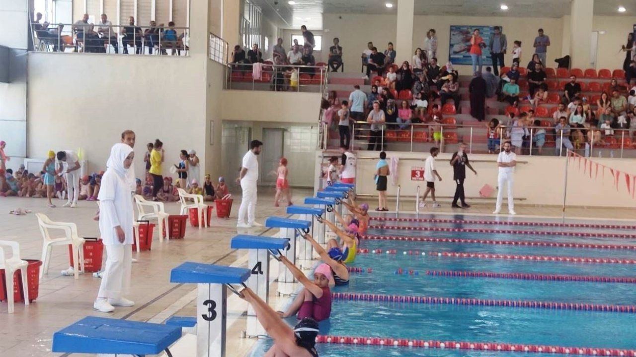 Van’da tecrübesizler yüzme yarışmaları sona erdi