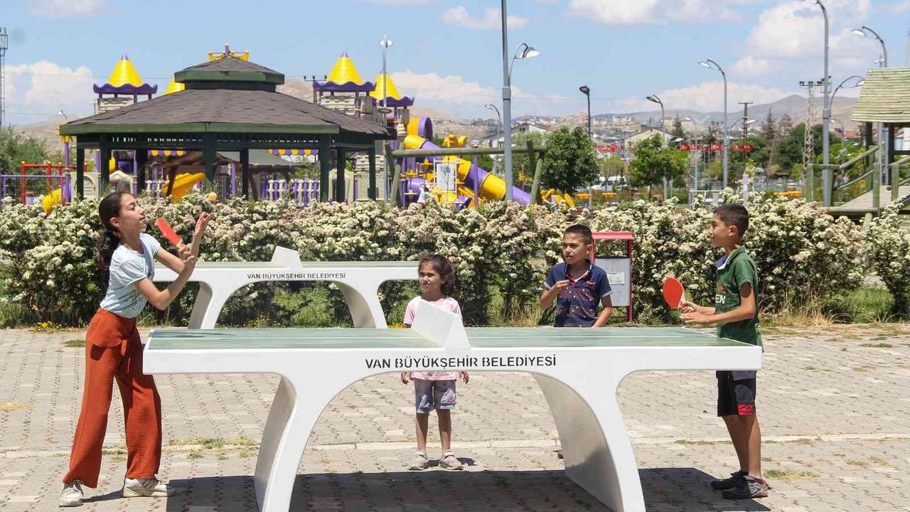 Van’daki parklara masa tenisi ve satranç masaları kurdu