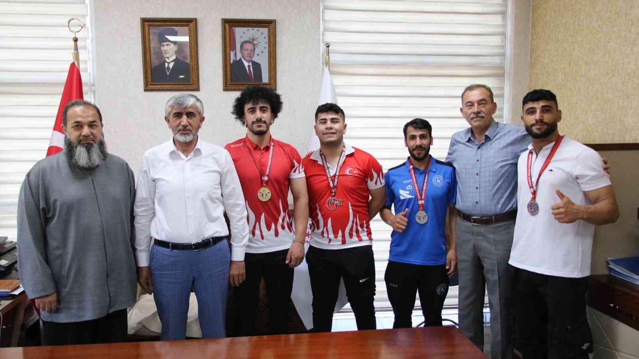 Şampiyon haltercilerden Müdür Özsoy’a ziyaret