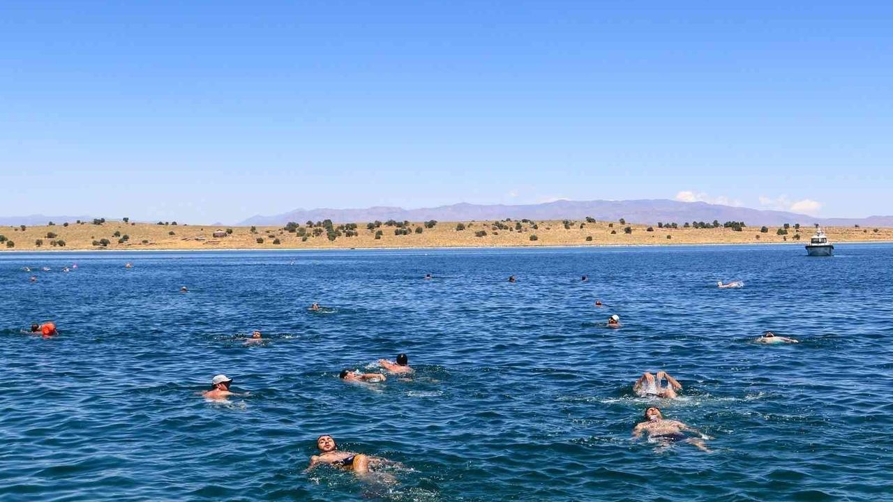 Tarihi Adır Adası’na yüzme etkinliği