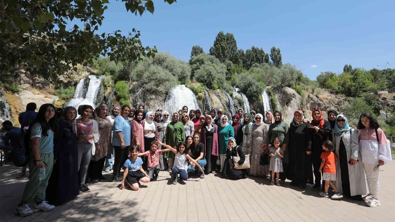 Van Büyükşehir Belediyesinin kadın gezileri devem ediyor