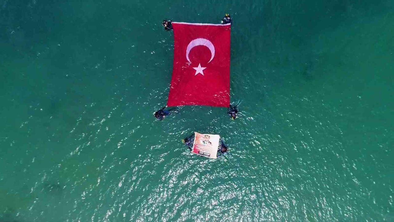 Van Gölü’nde dev Türk bayrağı dalgalandı