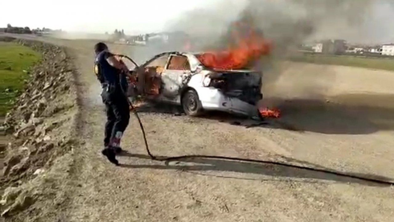 Van’da park halindeki otomobil alev alev yandı