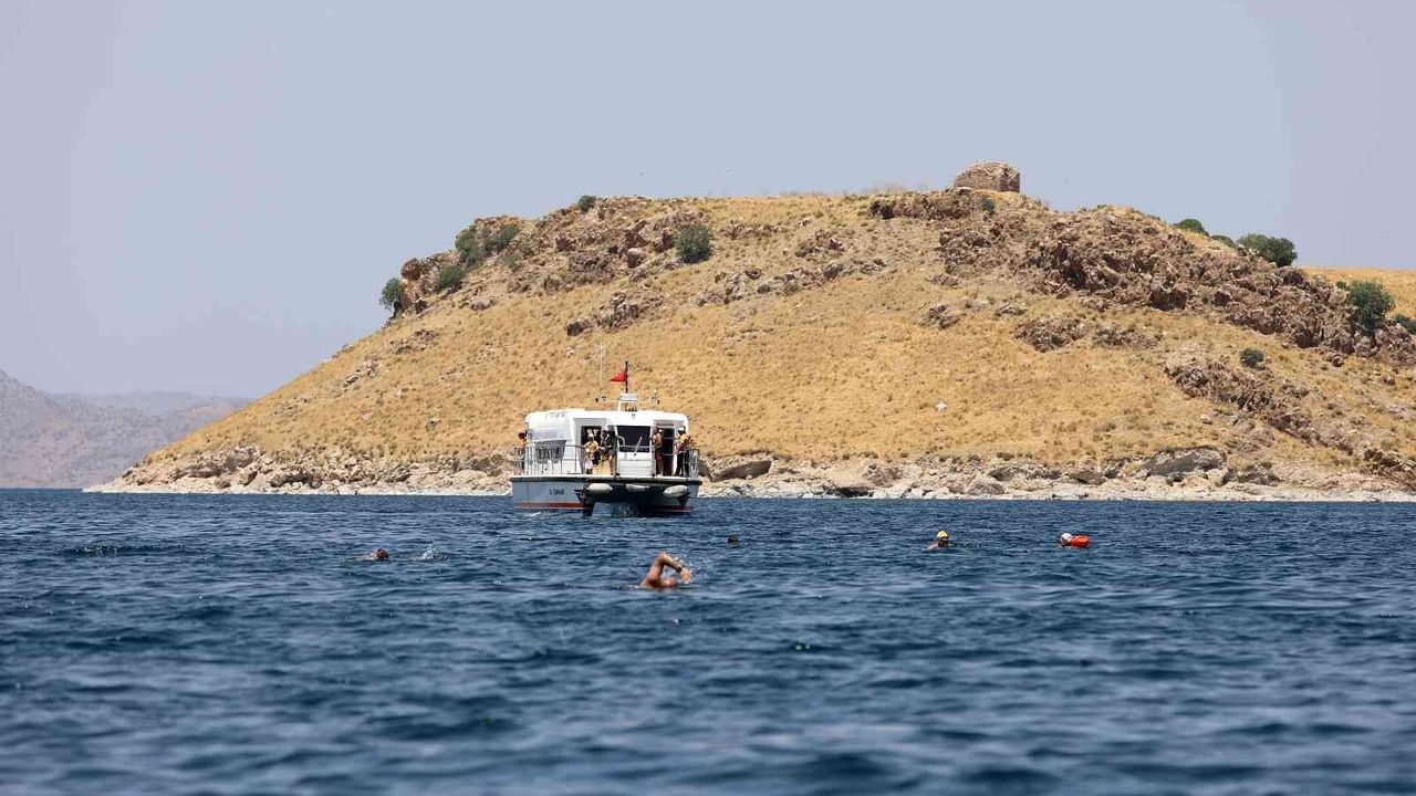 Yüzücüler Kuzu Adası’ndan Akdamar’a kulaç açtı