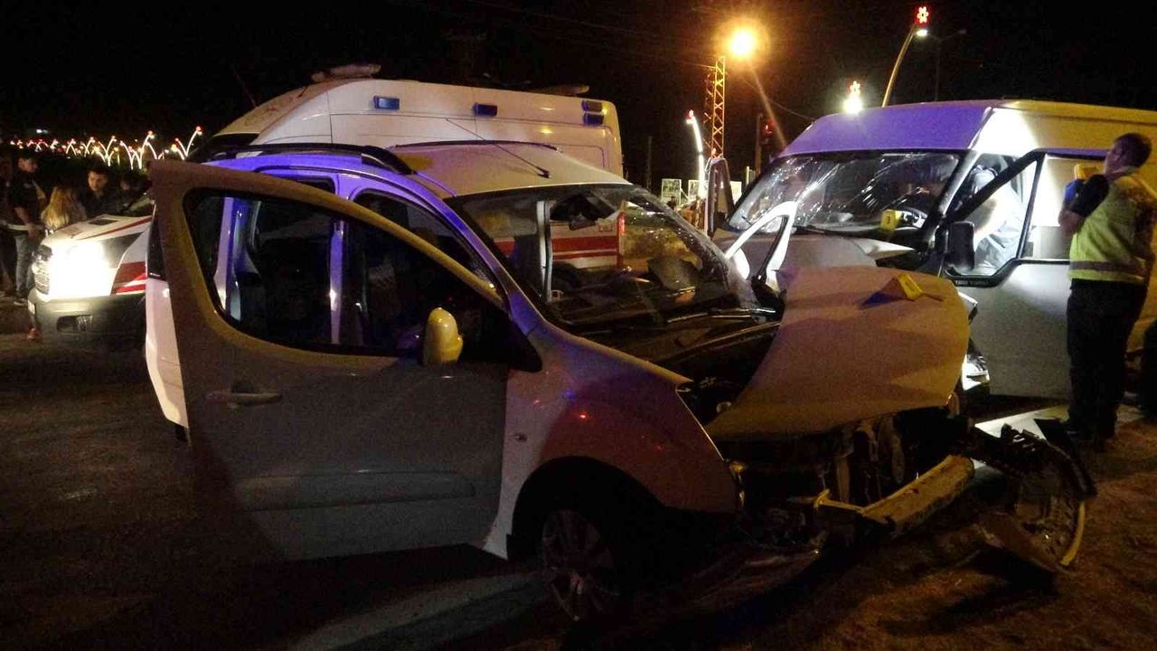 Düzensiz göçmenleri taşıyan minibüs kamyonete çarptı: 1 ölü, 13 yaralı