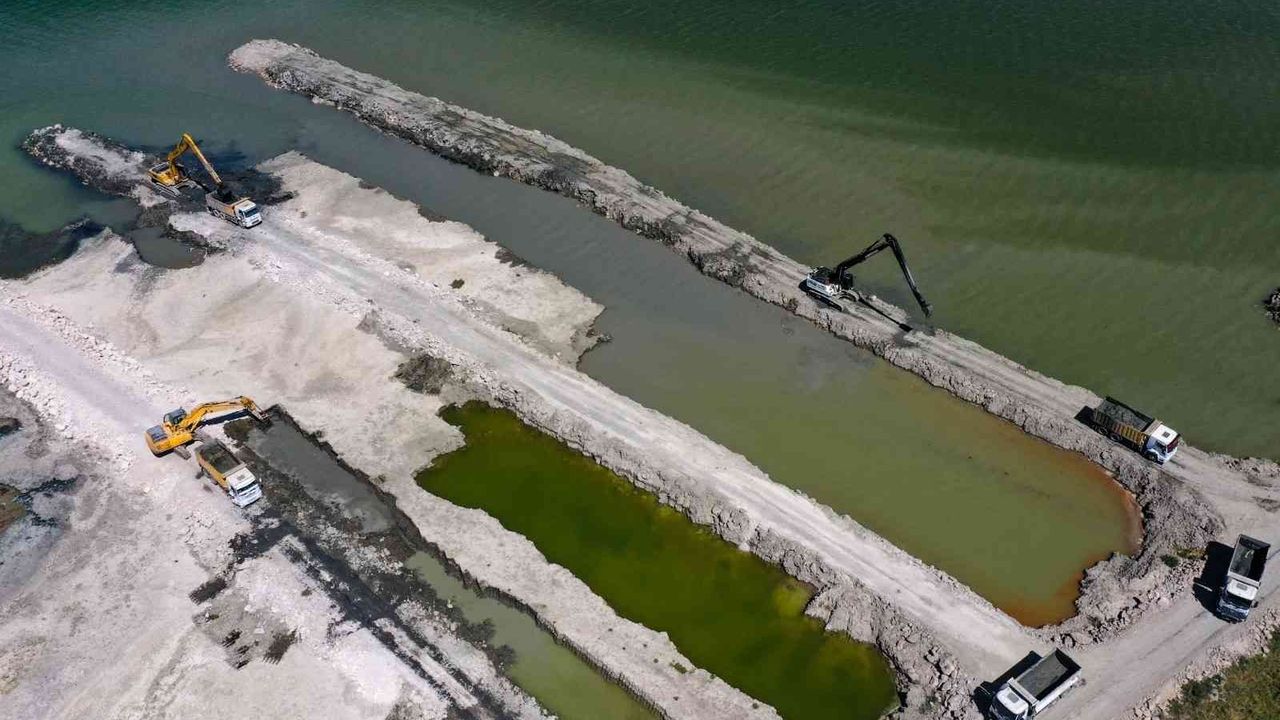 Van Gölü’ndeki dip çamuru temizliği devam ediyor