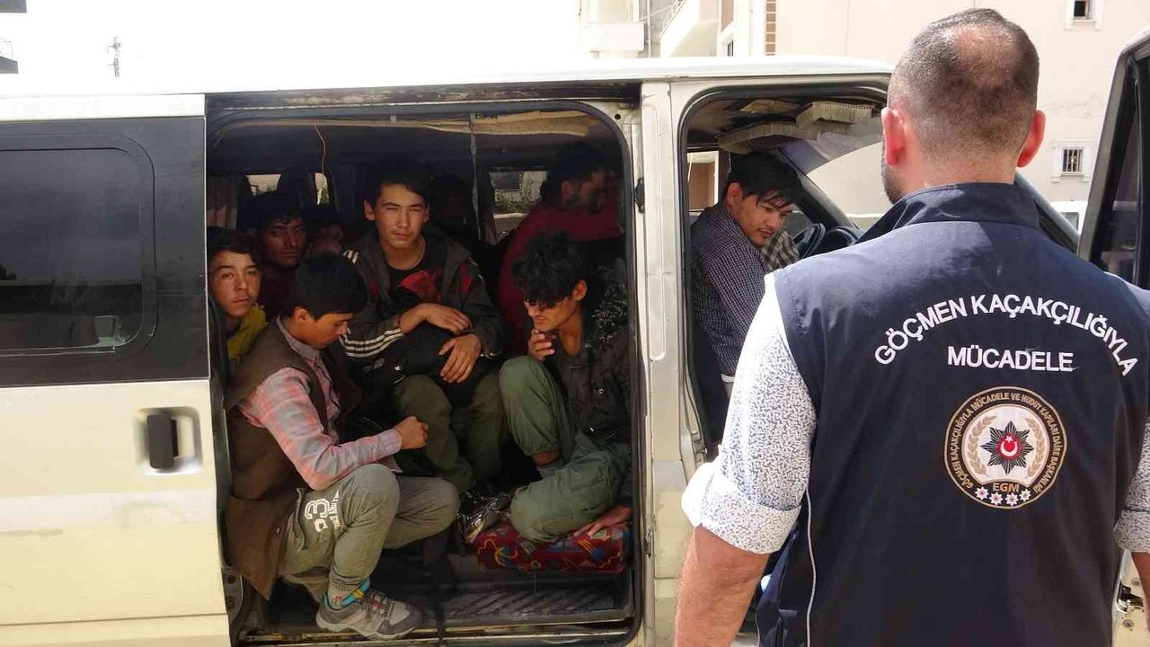 Van’da 10 kişilik minibüste 20 düzensiz göçmen yakalandı