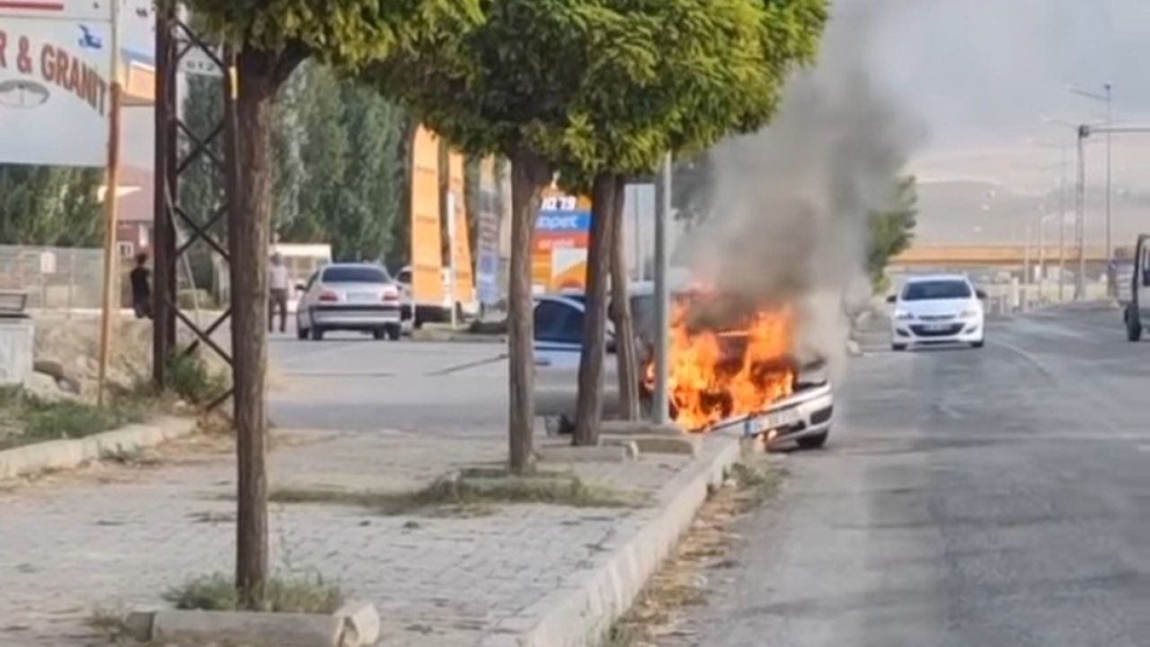 Van’da seyir halindeki otomobil alev alev yandı