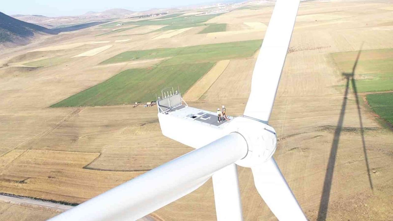 VEDAŞ çalışanları, rüzgarın elektrik enerjisine dönüşünü yerinde inceledi