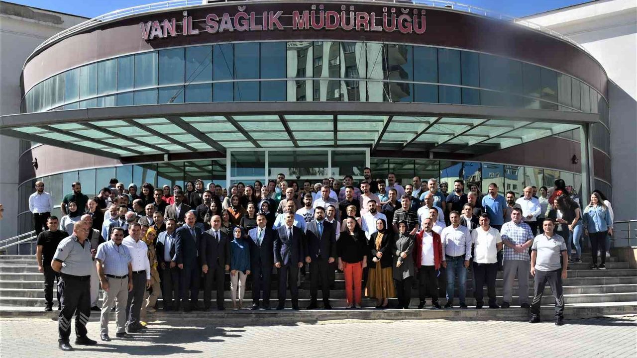 Görevden ayrılan Van İl Sağlık Müdürü Sünnetçioğlu personelle vedalaştı