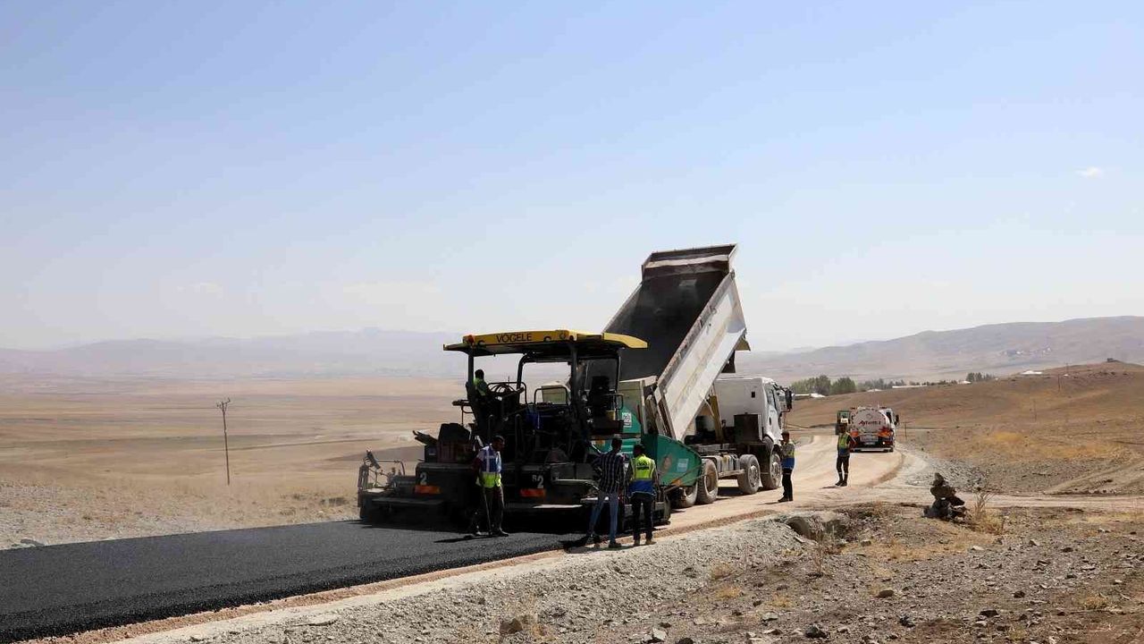 Van Büyükşehir Belediyesi Özalp’ta 14 kilometre asfalt çalışması yapıyor