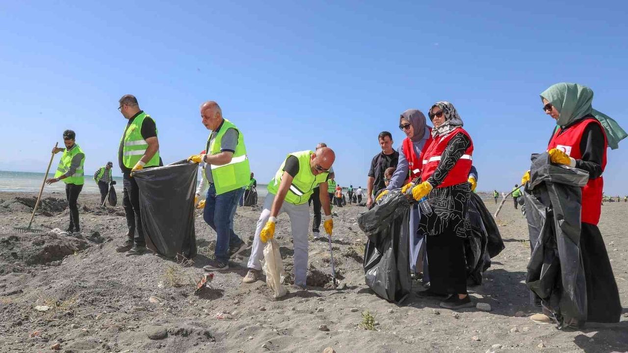 Van Gölü sahilinde çevre temizliği: 20 ton çöp toplandı